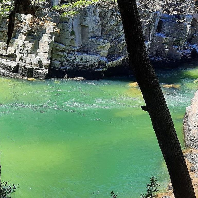 El color del agua de este río escondido de montaña en Chubut varía según cómo le da el sol. El color del agua de este río escondido de montaña en Chubut varía según cómo le da el sol.