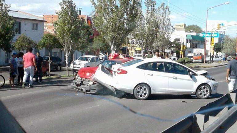 Tres autos chocaron en el cruce de la Ruta 22 y Gatica