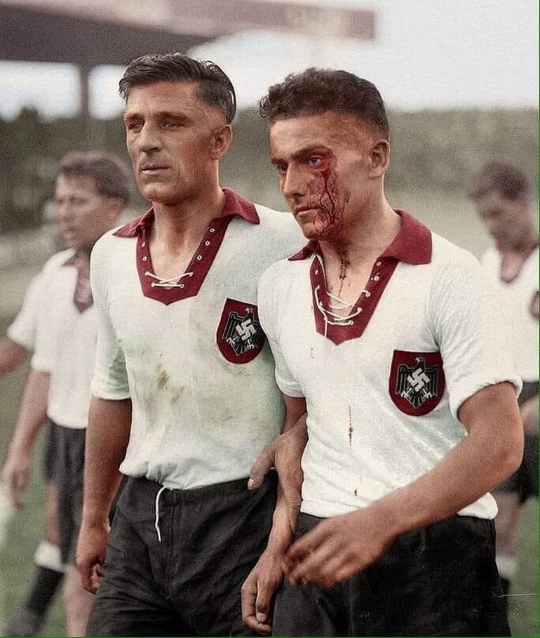 En los mundiales del '30, los alemanes llevaban la cruz esvástica en su camiseta.