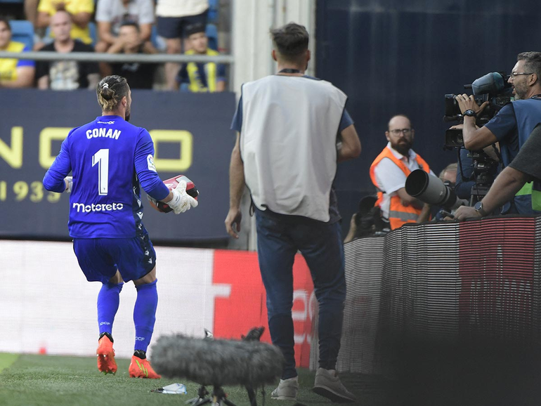 Dramático momento en Cádiz-Barsa: arquero argentino socorre a hincha infartado