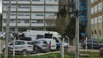 Un chico de 15 años cayó desde el cuarto piso de una universidad: qué se sabe y cómo está. Un chico de 15 años cayó desde el cuarto piso de una universidad: qué se sabe y cómo está.