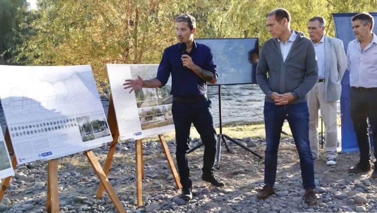 En marzo de 2023 se presentó el proyecto del Paseo Costero de Centenario. Pero con la transición de gobierno la iniciativa naufragó. Ahora hay otro proyecto, más moderado y de menor impacto ambiental. En marzo de 2023 se presentó el proyecto del Paseo Costero de Centenario. Pero con la transición de gobierno la iniciativa naufragó. Ahora hay otro proyecto, más moderado y de menor impacto ambiental.