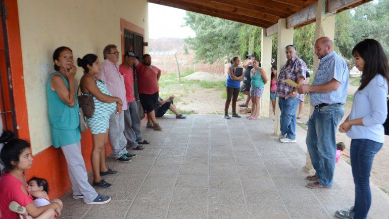 El yacimiento Centenario está en Neuquén (Nueva Esperanza) y Plottier (Los Hornos).  El predio donde perforarán deja claro que tiene dueño.  Los vecinos debatían qué obra querían en el barrio.