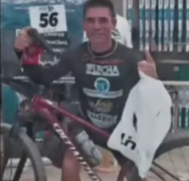 Antes de salir del país, el ciclista de Comodoro Riuvadavia paró un tiempo en Buenos Aires, donde trabajó un tiempo. Antes de salir del país, el ciclista de Comodoro Riuvadavia paró un tiempo en Buenos Aires, donde trabajó un tiempo. 