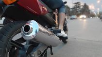 Un vecino no soportó más el ruido de motores y denunció al vecino en la policía. La causa será resuelta en la órbita municipal por considerarse una falta contravencional. 