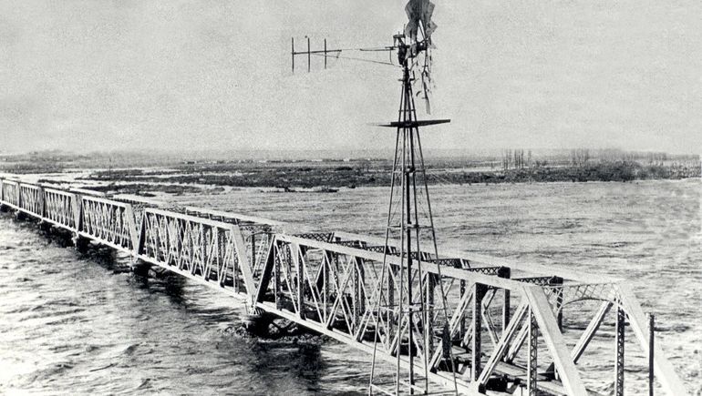 La construcción del puente ferroviario fue un gran avance para la región.