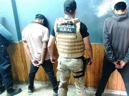 Los dos jovenes atrapados en una chacra de Lamarque a la que habían entrado a robar duraznos y pelones. Los dos jovenes atrapados en una chacra de Lamarque a la que habían entrado a robar duraznos y pelones.