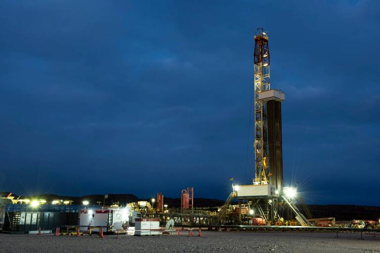 Los rigs terrestres no cruzan continentes a gran escala, por lo que esto no implica un traslado físico de equipos de Texas a Neuquén. 