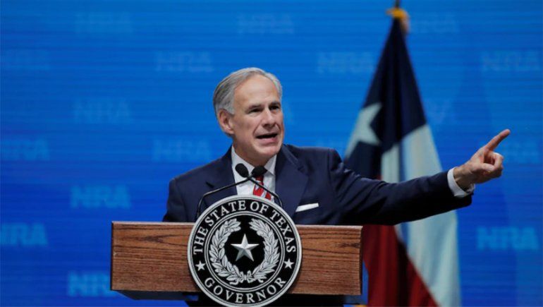 El gobernador de Texas, opositor al uso de barbijos, dio positivo a COVID