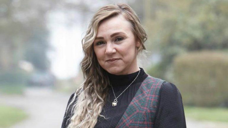 Tonia Rossington no aguantaba más los implantes mamarios pero no tenía las 3000 libras para la cirugía. Entonces