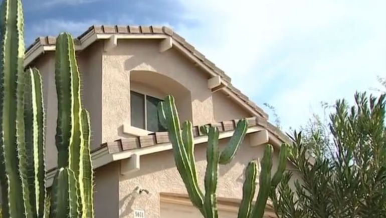 La casa del vecino asesinado, en un barrio residencial de Arizona, donde el acusado habría permanecido durante varios días. La casa del vecino asesinado, en un barrio residencial de Arizona, donde el acusado habría permanecido durante varios días.