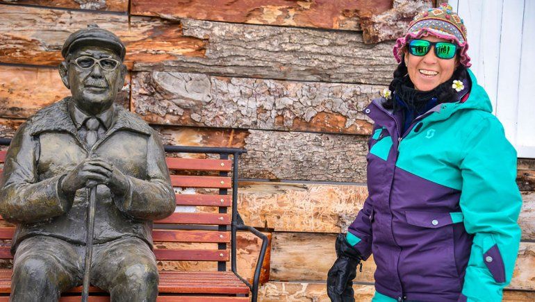 Vero Astete con la escultura de Don América en Chapelco.