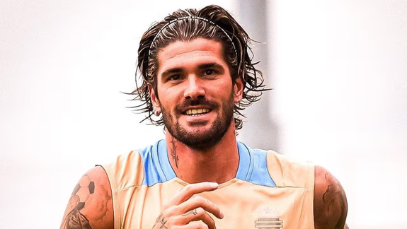 Cuánto cuesta el perfume preferido de Rodrigo de Paul con el que enamoró a Tini Stoessel