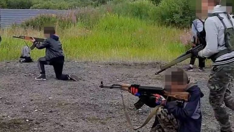 Niños practicando con armas en Rusia, cerca de la frontera con Noruega. Niños practicando con armas en Rusia, cerca de la frontera con Noruega.