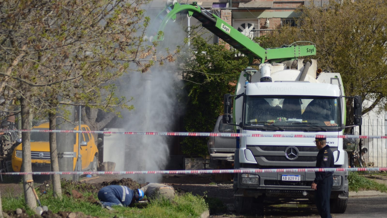 EPAS realizaba mantenimiento de cloacas y rompieron un caño de gas