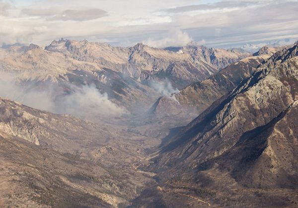 Afirman que el fuego llegó al Parque Nacional Los Alerces