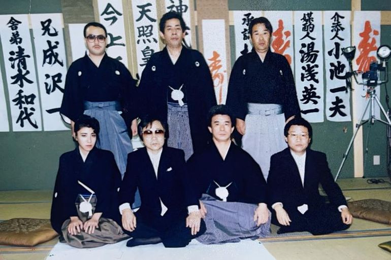 Nishimura Mako, a la izquierda, con sus jefes de la Yakuza. Nishimura Mako, a la izquierda, con sus jefes de la Yakuza.