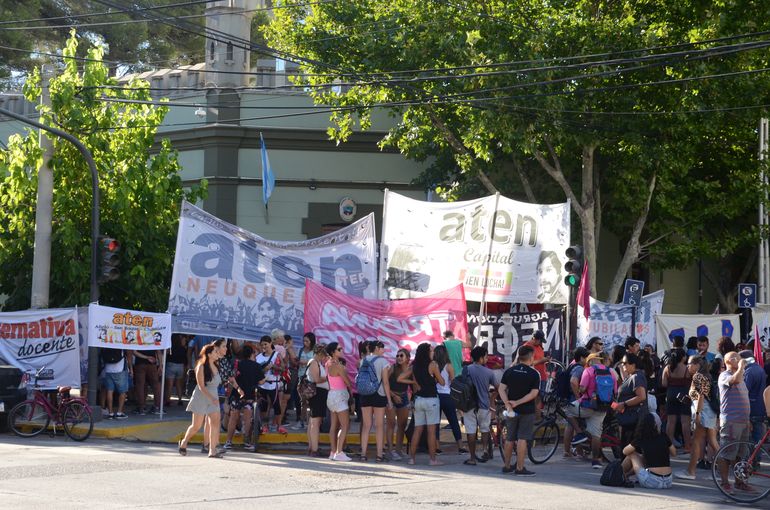 Militantes de ATEN se congregaron frente a la Casa de Gobierno durante el encuentro. Militantes de ATEN se congregaron frente a la Casa de Gobierno durante el encuentro.