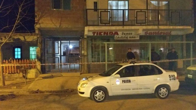 Hallan muerto a un joven en El Chañar: investigan si fue un crimen o un suicidio