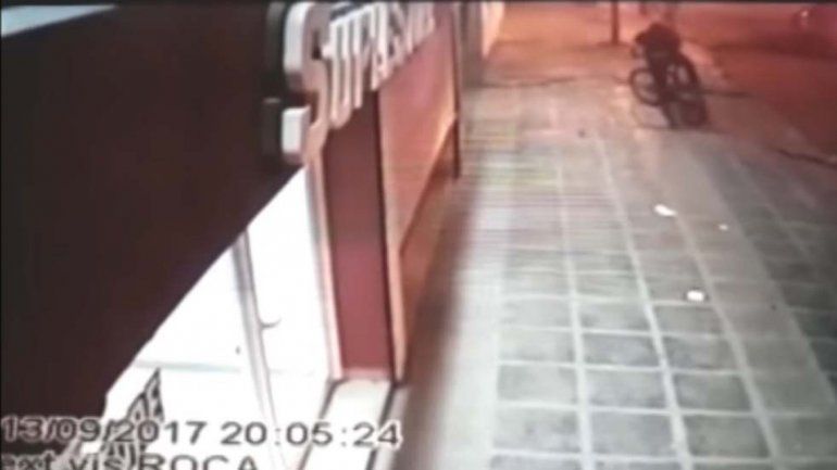 Los delincuentes quedaron registrados en las cámaras del local.