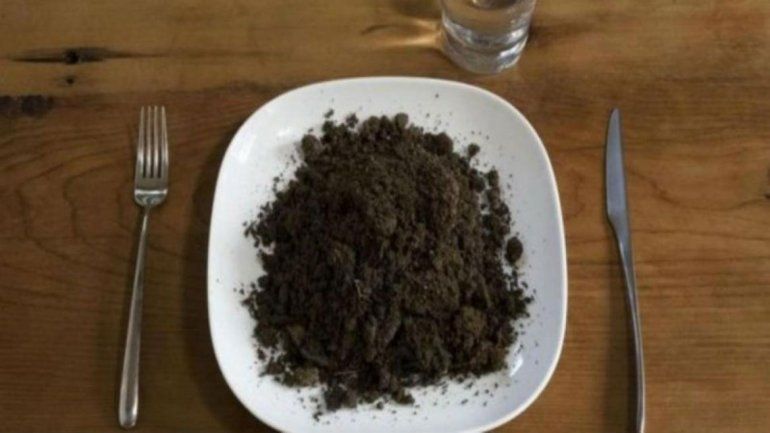 Comer tierra, el polémico método para bajar de peso