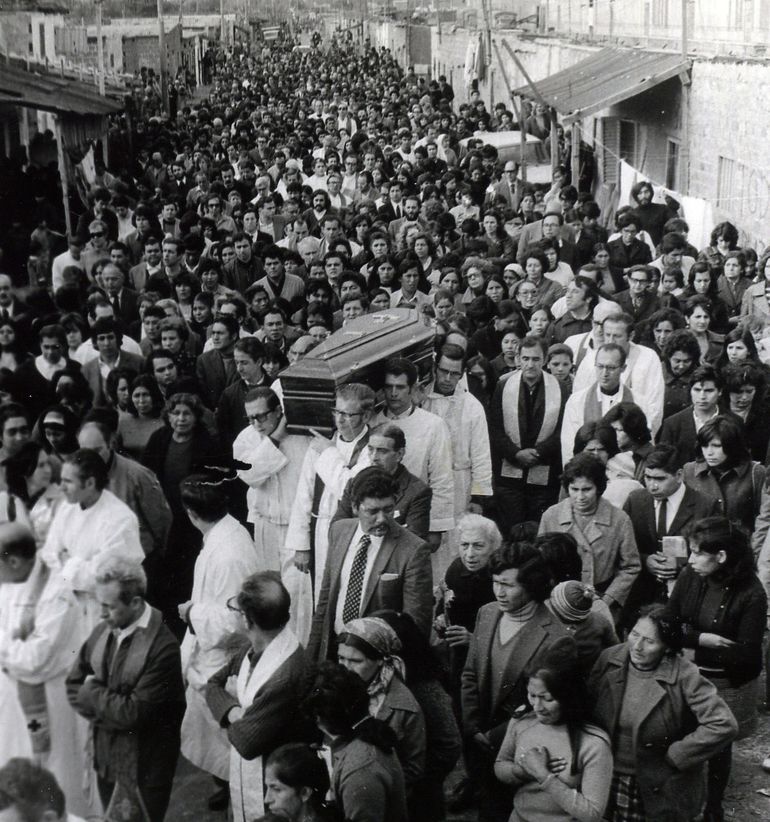 Ceremonia fúnebre de Carlos Mugica en una villa de Retiro. Ceremonia fúnebre de Carlos Mugica en una villa de Retiro.