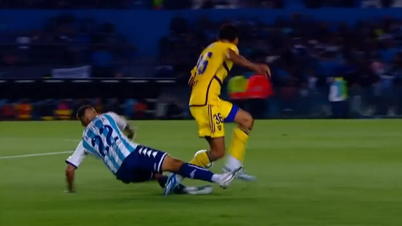 El momento de la infracción de Almendra a Medina.&nbsp;