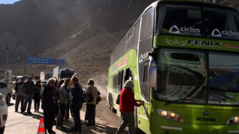 Violento asalto a 60 argentinos en un tour de compras en Chile: no pueden volver al país | LM Neuquen Violento asalto a 60 argentinos en un tour de compras en Chile: no pueden volver al país