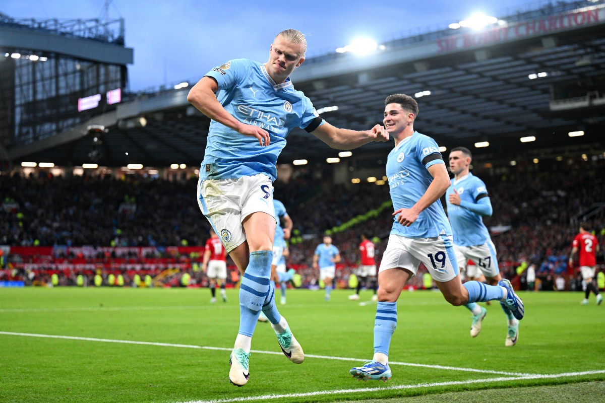 Julián Álvarez acompaña a Haaland en el festejo del primero de los goles del City sobre el United.&nbsp;