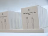 FOTO DE ARCHIVO: Adaptadores de cable USB-C a Lightning en una nueva tienda de Apple en Chicago, Illinois, Estados Unidos, 19 de octubre de 2017. REUTERS/John Gress/File Photo