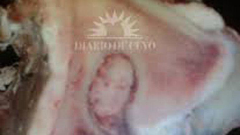 Esta es la imagen que apareció en el hueso. Ahora quieren bendecirlo.