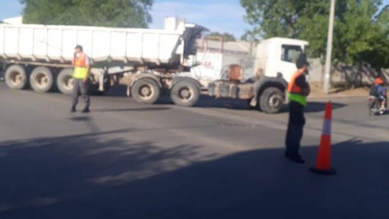 El peligroso operativo de inspectores para evitar que un camión sin frenos provoque una tragedia en el Oeste