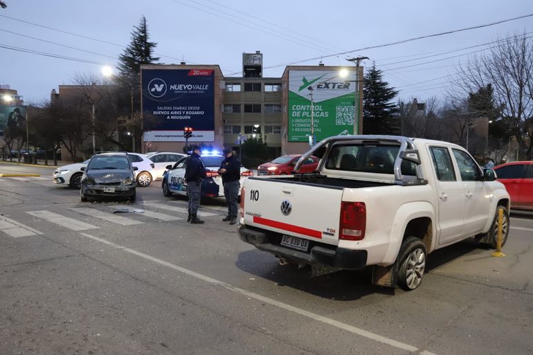 El choque de esta mañana en el semáforo de Avenida Argentina y Leloir involucró a una camioneta Amarok y un Chevrolet Corsa. El choque de esta mañana en el semáforo de Avenida Argentina y Leloir involucró a una camioneta Amarok y un Chevrolet Corsa.