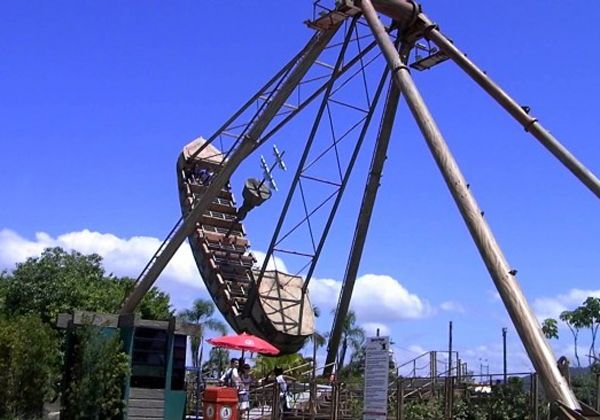 Una nena murió tras caerse de un juego en un parque