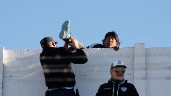 Un policía forcejea con uno de los hinchas que siguió el parido desde afuera. Un policía forcejea con uno de los hinchas que siguió el parido desde afuera.