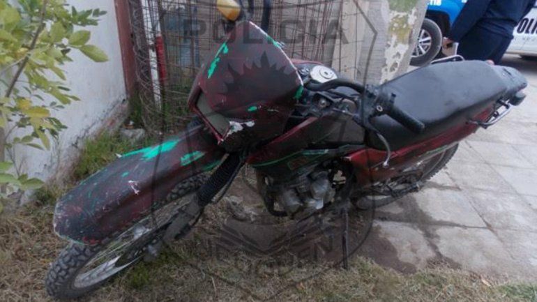 La motocicleta Motomel que encontraron en el lugar del allanamiento.