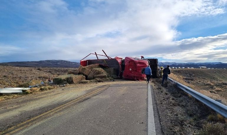 El camión Scania con acoplado quedó atravezado en la ruta 26, cerca de Samriento, que estuvo cortada unas 8 horas. El camión Scania con acoplado quedó atravezado en la ruta 26, cerca de Samriento, que estuvo cortada unas 8 horas.