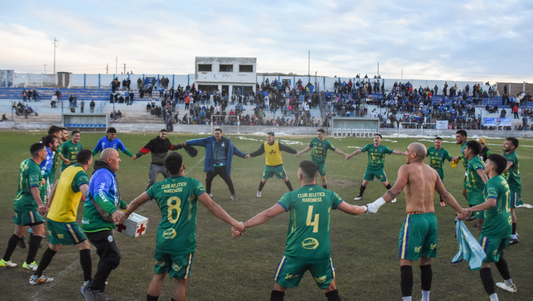 Maronese y el festejo en la mitad de la cancha en el Gigante del barrio Sarmiento. Fotos: Omar Novoa&nbsp;