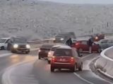 Impresionante choque en medio de la nevada: autos resbalando por la ruta y sin poder frenar