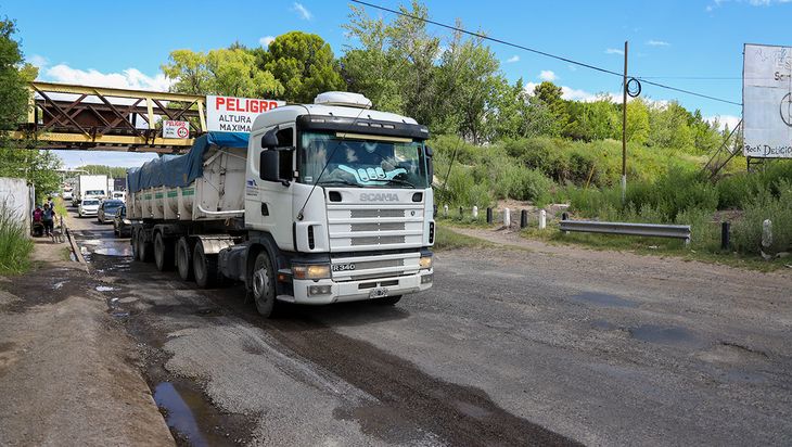 La Ruta 151 está en iguales condiciones de colapso que la Ruta 22, con ambas vías en la provincia de Río Negro sufriendo los efectos de la actividad hidrocarburífera. La Ruta 151 está en iguales condiciones de colapso que la Ruta 22, con ambas vías en la provincia de Río Negro sufriendo los efectos de la actividad hidrocarburífera.