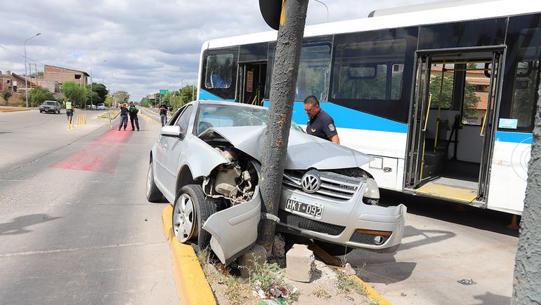 Un auto quedó incrustado en el semáforo del Metrobús.
