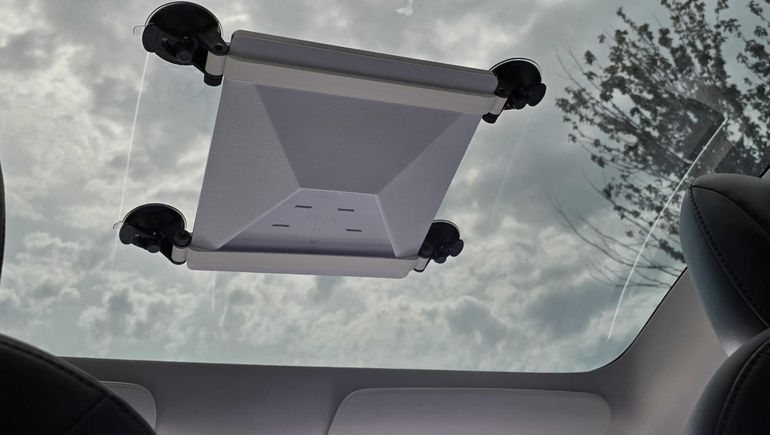 La antena de Starlink Mini con el soporte. La antena de Starlink Mini con el soporte.