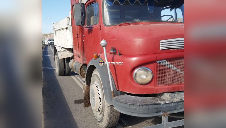 Un camión Mercedes Benz y una camioneta Chevrolet protagonizaron un fuerte choque en la zona del ex peaje, en Ruta 7.