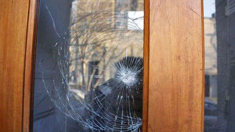 La madre salió a sacar la basura y un ladrón la amenazó. Los gritos alertaron al chico: salió y gatilló dos veces.