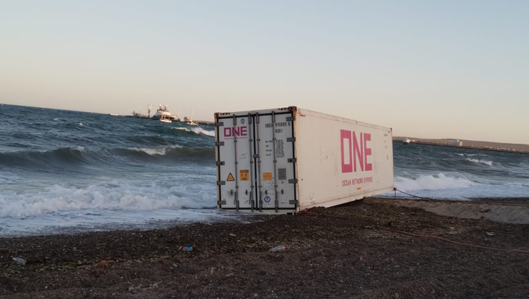 Apareció un contenedor flotando en el mar en Puerto Madryn