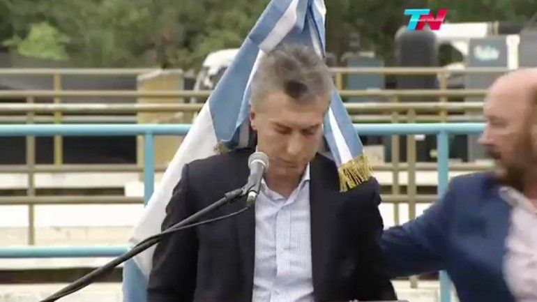 Instante en que la bandera cae sobre Mauricio Macri en Formosa.