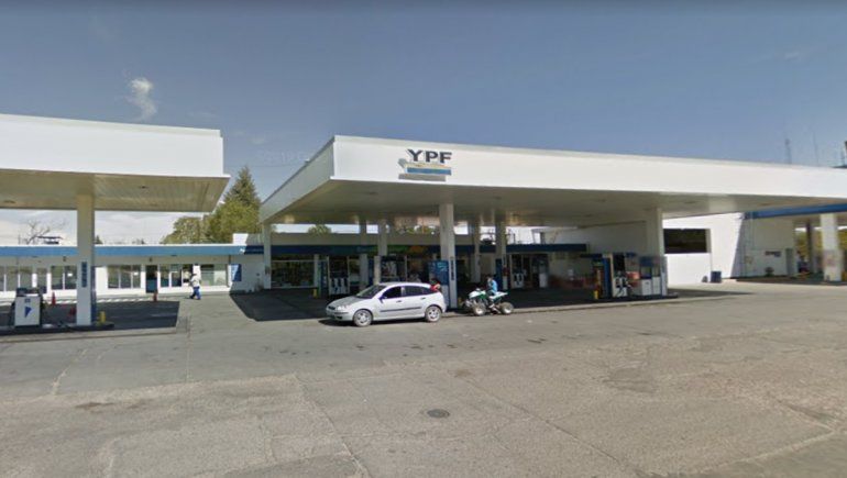 Entró armado a una YPF, amenazó a los playeros con un arma y se fue con $15.000