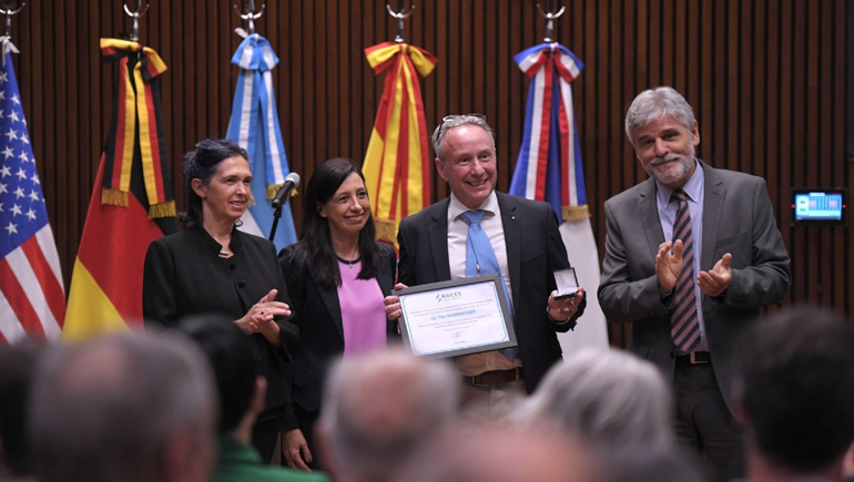 Entregaron premio Raícesa científicos argentinos