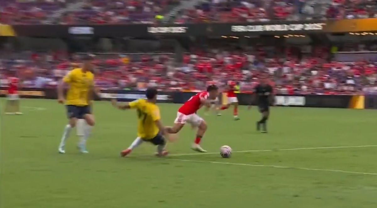 Benfica aplastó a Auckland con un penal inventado y en un partido eterno
