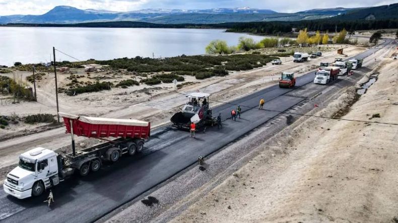 Avanza la obra de asfalto entre Aluminé y Villa Pehuenia. | LM Neuquen Avanza la obra de asfalto entre Aluminé y Villa Pehuenia.